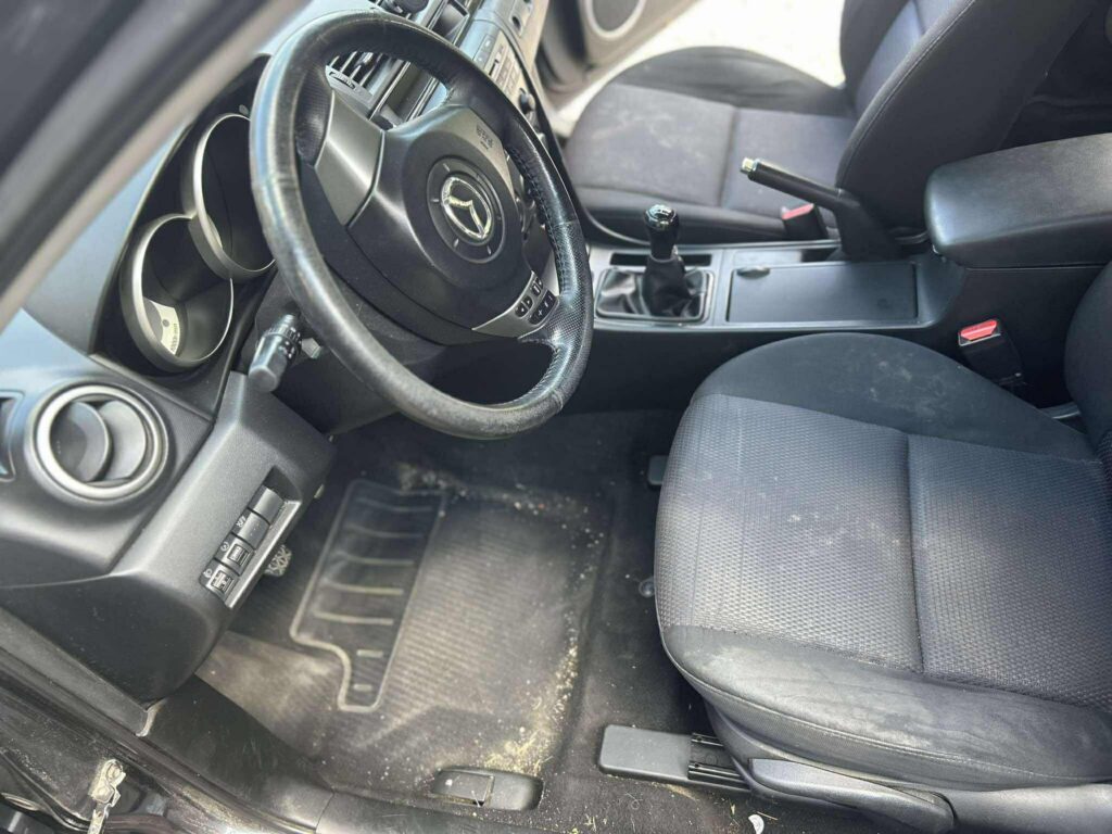 520942088_1956933655134210_4006338420733115908_n Mazda 3 przód fotel przed praniem
